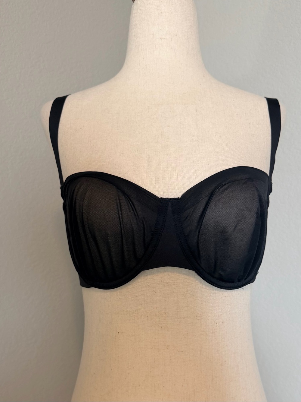 SKIMS Ultra Fine Mesh Convertible Strapless Bra - Onyx Black (Estimated 32B/C)